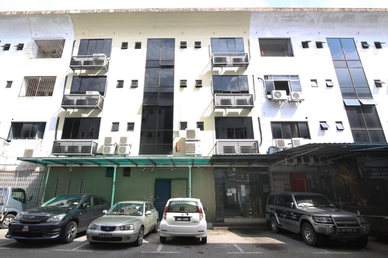 Oyo 90136 Jumbo Inn Kuching Exterior foto