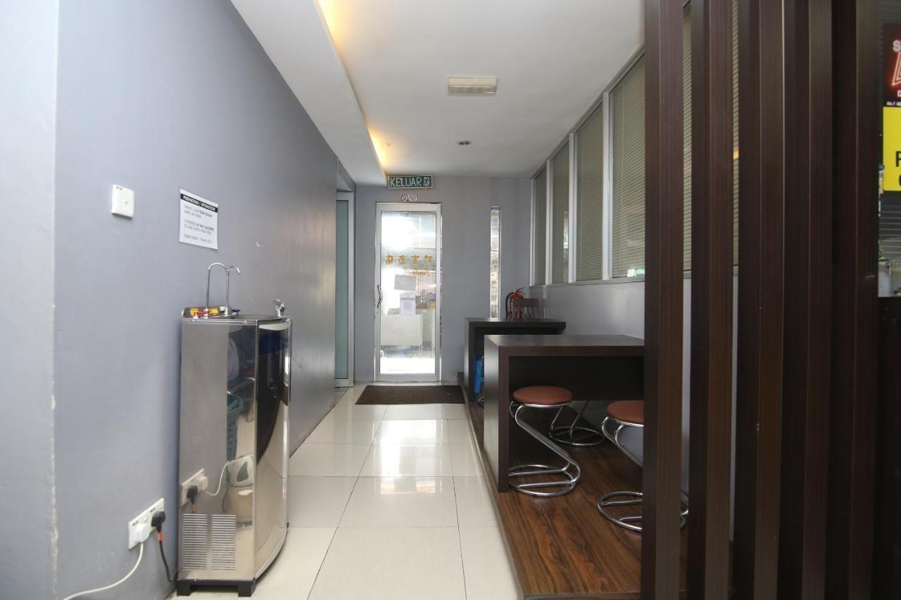 Oyo 90136 Jumbo Inn Kuching Exterior foto